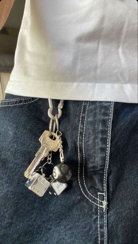 Neil Josten Aesthetic, Chain Outfit, Ootd Streetwear, Neil Josten, Cool Keychains, Carabiner Keychain, Sunday Mood, Mens Keychains, Jewelry Accessories Ideas