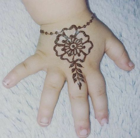 Henna Designs Kids, White Mehndi, Baby Mehndi, Small Henna Designs, Baby Mehndi Design, Kids Henna, Henna Wedding, Henna Designs For Kids, Tato Henna