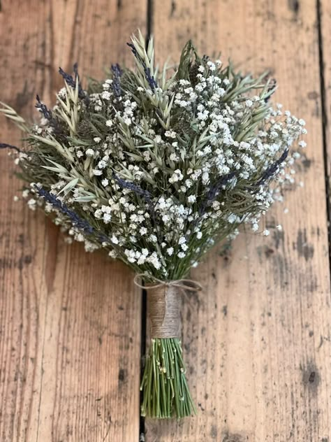 Simple Rustic Bouquet, Green Bouquet Flowers, Country Wedding Bouquet, Simple Country Wedding, Country Wedding Theme, Wedding Flowers Dried, Country Wedding Bouquets, Green Thistle, Preserved Bouquet