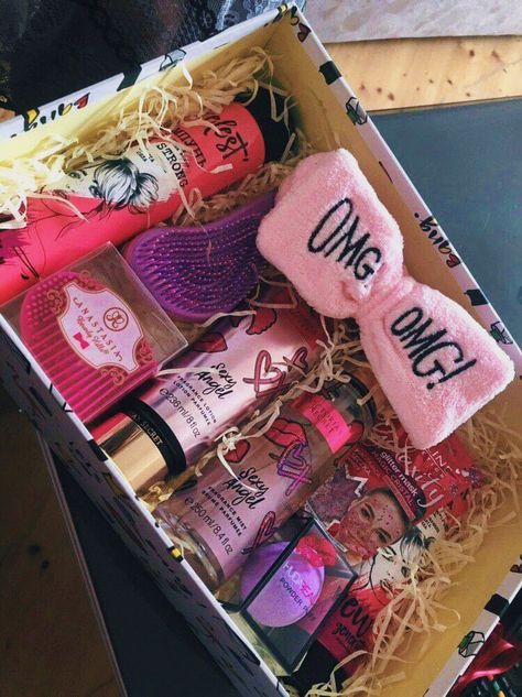 Beauty Gift Box, Girl Gift Baskets, Cute Gifts For Friends, Diy Birthday Gifts For Friends, Creative Birthday Gifts, Birthday Gift Baskets, Gift Inspo, Birthday Gifts For Best Friend, Happy Birthday Gifts