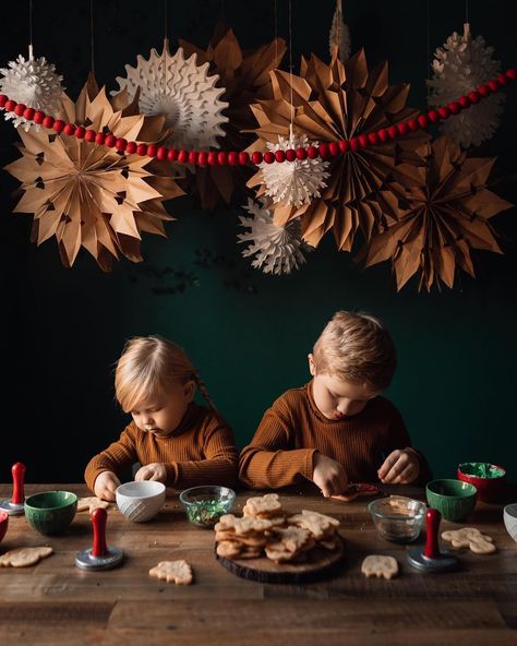 Moody Christmas Minis, Christmas Cookie Decorating Photoshoot, Christmas Cookie Mini Session, Christmas Decor Ideas Photostudio, Minimalistic Christmas Photoshoot, Christmas Photo Set Up, Studio Christmas Mini Sessions, Winter Mini Sessions, Christmas Photography Ideas