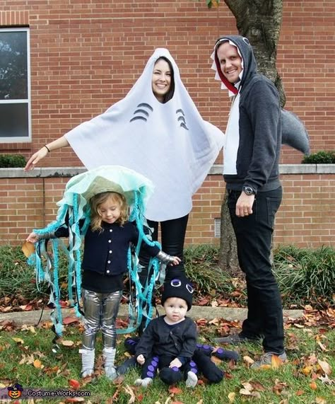 Stephanie: My 3 year old daughter Mazie wisely chose what she wanted us all to be. She was very specific- all I had to do was make them all! Jellyfish, octopus,... Family Group Halloween Costumes, Stingray Costume, Ray Costume, Sea Creature Costume, Under The Sea Costumes, Sea Costume, Life Costume, Penguin Costume, Fish Costume