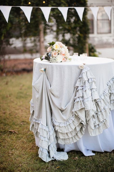 Shabby Chic Table Settings, Vintage Shabby Chic Wedding, Shabby Chic Wedding Decor, Prairie Wedding, Chic Wedding Decor, Shabby Chic Decor Bedroom, Shabby Chic Table, Estilo Shabby Chic, Shabby Chic Living