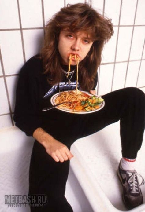 Lars Ulrich Spaghetti, Lars Ulrich Eating Spaghetti, Metallica Funny, Eating Spaghetti, Lars Ulrich, Dave Mustaine, Kirk Hammett, Nikki Sixx, Axl Rose