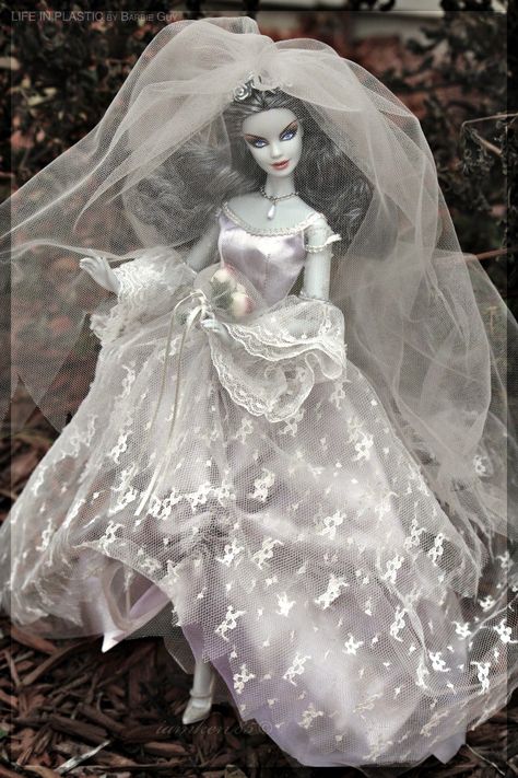 Haunted Beauty - Zombie Bride Barbie Barbie Haunted Beauty Collection, Haunted Beauty Barbie, Zombie Barbie, Tassel Dolls, Bride Of Frankenstein Costume, Vampire Barbie, Sofia Ferreira, Collector Barbie, Bride Barbie