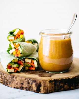 i know peanut sauce isn't as sexy as dumplings with chili oil, but guys, let me tell you about this sauce. i make it ALL THE TIME. if it wasn't weird for me to drink peanut sauce straight, i'd probably do it. had it with spring rolls for dinner yesterday, and it was . here's what you need: 1/2 cup creamy peanut butter 1/3 cup water 2 tbs soy sauce 2 tbs rice vinegar (or lime juice) 2 tbs maple syrup (or honey) 1 tsp toasted sesame oil . stir and enjoy! [edited to add: if you want a thicker sau Spring Roll Sauce, Easy Peanut Sauce, Sauce Bolognaise, Peanut Sauce Recipe, Vegetable Spring Rolls, Dip Sauce, Spring Roll Recipe, Chili Oil, Sweet Chili Sauce