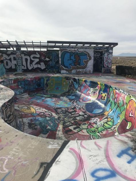 Abandoned Skate Park Aesthetic, Abandoned Graffiti, Graffiti Project, Skateboard Park, Skateboard Photography, Graffiti Photography, Vibes Art, Different Aesthetics, Arte Cyberpunk