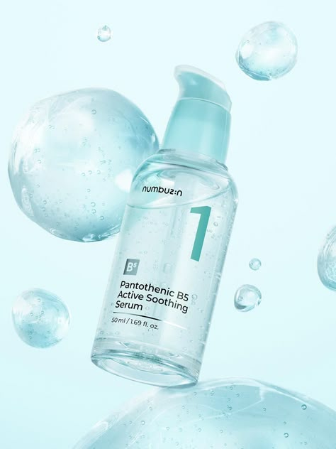 This is a refreshing serum that absorbs quickly without an oily feel. It attracts about 1000 times its weight in moisture, leaving your skin feeling comfortable and without tightness. With particles smaller than pores, it deeply infuses your skin with moisture and active ingredients. - Prevents potential breakouts- Defends against 1mm micro-troubles- Soothes existing breakouts Beauty Products Ads, Serum Packaging Design, Serum Design, Serum Photography, Serum Product, Primer Spray, Green Skincare, Japanese Skincare, Cosmetic Packaging Design