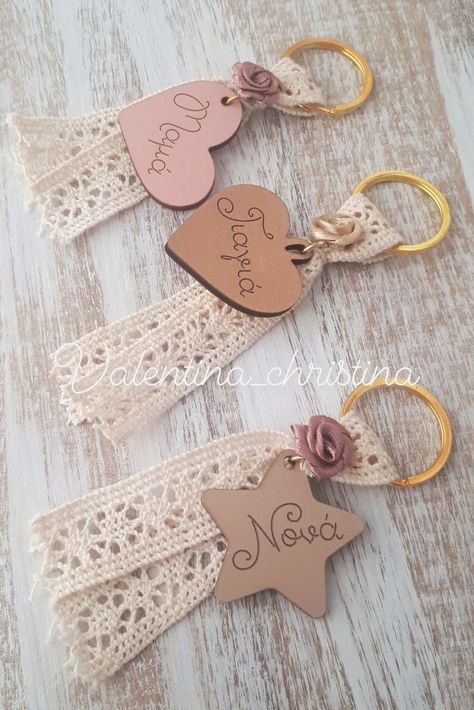 Lace Crafts, Gifts Wrapping Diy, 자수 디자인, Keychain Design, Diy Keychain, Macrame Patterns, Key Chains, Craft Fairs, Small Gifts