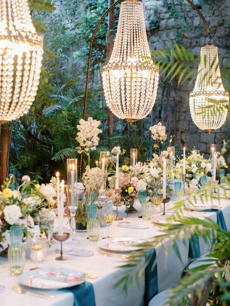 Charming wedding shoot in Sorrento inspired by "La Dolce Vita" via Magnolia Rouge Outdoor Wedding Reception Chandeliers, Timeless Wedding Reception Decor, Winter Wedding Tablescapes, Wedding Tablescapes Long, Sorrento Wedding, Tablescapes Wedding, Latin Wedding, Wedding Reception Signage, Egyptian Wedding