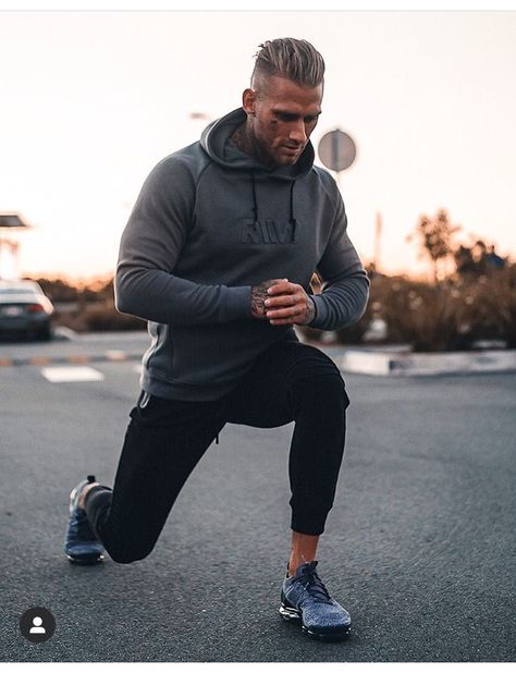 Personal Trainer Photoshoot Men, Sporty Photoshoot Ideas, Mens Athleisure Outfits, Pose Running, Mens Fitness Photography, Gym Outfits Aesthetic, Gym Body Goals, Fitness Lifestyle Photography, Outfit Ideas Gym