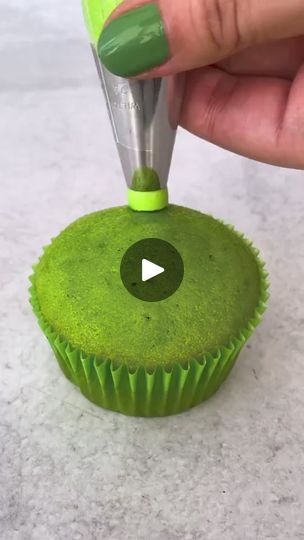 Christmas Muffins Decoration, Customized Cupcakes For Birthday, Grinch Cupcakes Ideas, Grinch Recipes, Grinch Cupcakes, Christmas Cupcake Ideas, Muffins Decoration, Christmas Muffins, Bakery Cupcakes