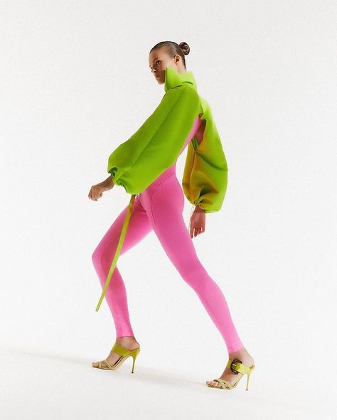 Bolero Sleeves, Green Bolero, Bolero Long Sleeve, Looks Hip Hop, Long Bell Sleeves, Vogue Russia, Fashion Editorial, Fashion Shoot, Fashion Poses