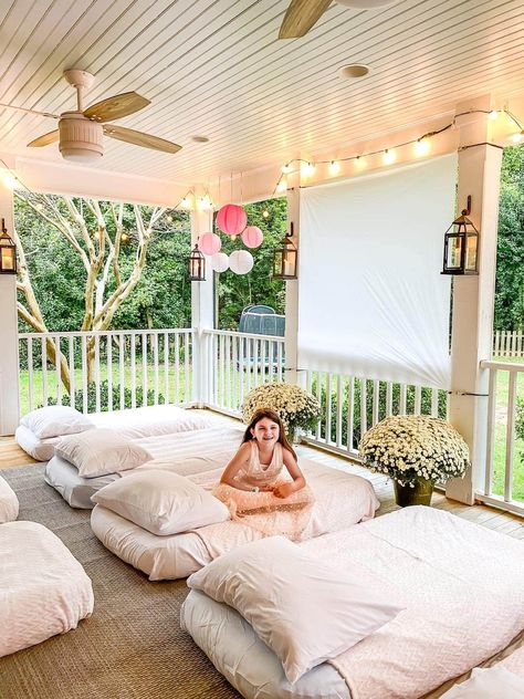 Sleepover Air Mattress Ideas, Air Mattress Sleepover Ideas, Air Matress Ideas Sleepover, Porch Sleepover, First Sleepover Ideas Girls Kids, Sleepover Bed Ideas, Group Sleepover Ideas, Group Sleepover, Movie Night Seating