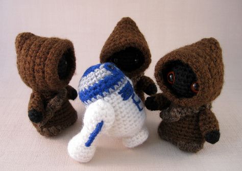 Jawas and R2-D2 | Flickr - Photo Sharing! Crocheted Stuffed Animals, Star Wars Crochet, Star Wars Crafts, Crocheted Toys, Star Wars R2d2, Geek Crafts, Crochet Stars, R2 D2, Crochet Diy