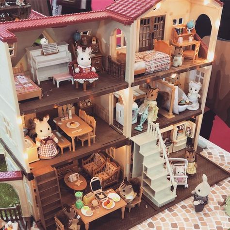 Sylvanian Families Set Up, Sylvanian Families Wallpaper Desktop, Sylvanian Families House Ideas, Sylvanian Families House Decoration, Sylvanian Family House, Sylvanian Families Storage, Calico Critters House Ideas, Calico Critters House, Sylvanian Families Aesthetic