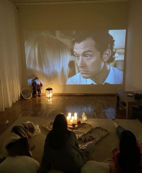 Movie Night Apartment, Movie Night With Projector, Cosy Movie Night Aesthetic, Cozy Activities Aesthetic, Dorm Movie Night, Projector Movie Night Aesthetic, Watching Friends Aesthetic, Cosy Night Aesthetic, Cosy Night In Aesthetic