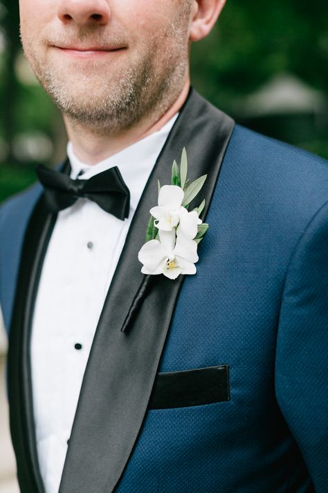 Mini phalaenopsis orchid boutonniere. Emily Wren Photography (emilywrenweddings.com) White Orchid Boutonniere, Orchid Boutonniere, Orchid Corsages, White Rose Boutonniere, Courthouse Wedding Photos, White Boutonniere, White Wedding Decorations, Wedding Tux, Button Holes Wedding