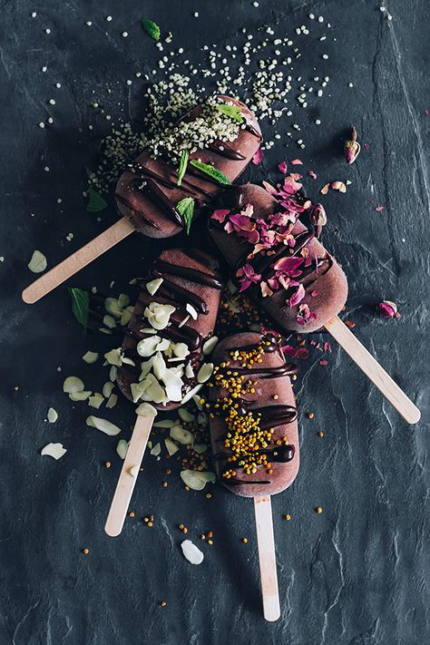 Chocolate Covered Bananas Frozen, Non Dairy Ice Cream, Healthy Popsicle Recipes, Chocolate Popsicles, Healthy Ice Cream Recipes, Healthy Popsicles, Yogurt Pops, Dinner Party Desserts, Chocolate Pops