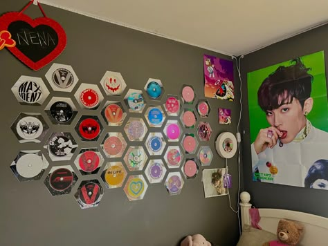 Kpop Wall Decor Ideas, K Pop Wall Decor Ideas, Cd Organization Ideas, Cds On Wall, Kpop Cds On Wall, Kpop Cd Display, Kpop Cd Wall, Cd Display Ideas, Grid Wall Decor Kpop