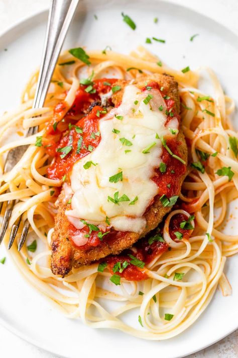 The best baked Chicken Parmesan recipe, made healthier in the oven, rather than frying! These breaded chicken cutlets are so moist and full of flavor. #chicken #chickenbreast #bakedchicken #chickenparmesan #healthyrecipes #dinnerideas #easyrecipes Best Baked Chicken Parmesan Recipe, Meal Plan High Protein, Low Cal Chicken, Baked Chicken Parmesan Recipe, The Best Baked Chicken, Best Baked Chicken, Healthy Weekly Meal Plan, Chicken Parmesan Recipe Easy, Chicken Parmesan Recipe Baked