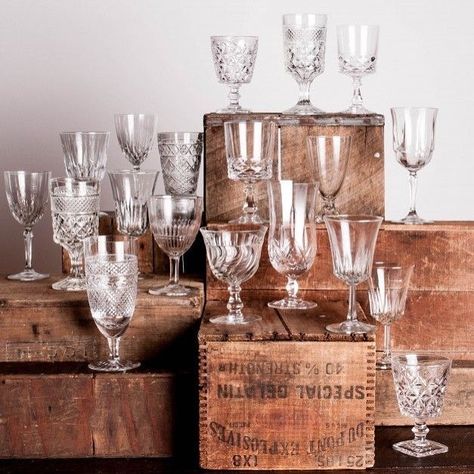 Obsessed with these mix match wine glasses and drawing some much needed inspiration🙌🏻 Vintage Glasswear, Mismatched Glasses, Clear Glassware, Google Glasses, Wedding Glassware, Wedding Wine Glasses, Sweets Table, Crystal Stemware, Vintage Wine