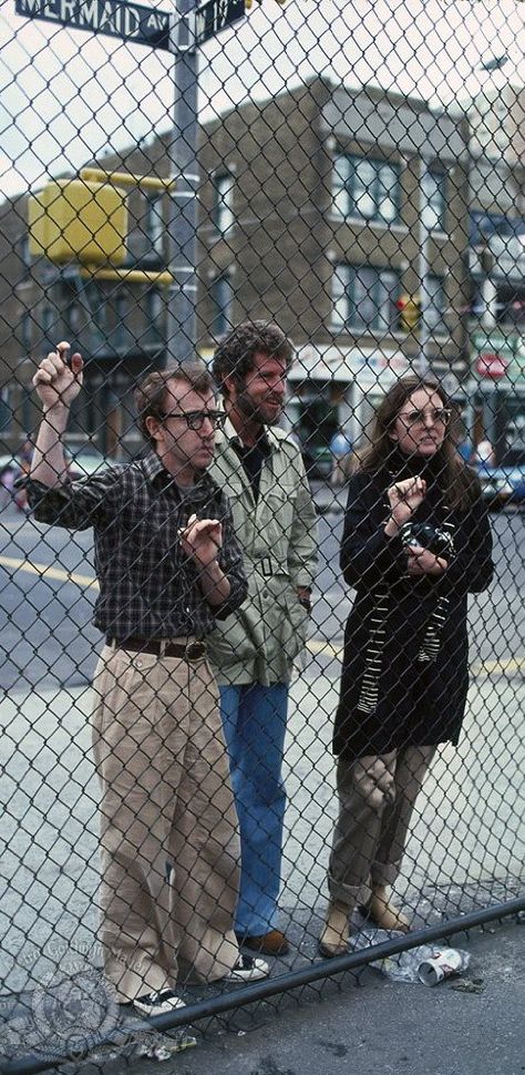 Woody Allen, Diane Keaton, and Tony Roberts in Annie Hall (1977) Diane Keaton Annie Hall, Annie Hall Style, Woody Allen Movies, Annie Hall, Actor Studio, Diane Keaton, Movie Director, Woody Allen, Oscar Winners