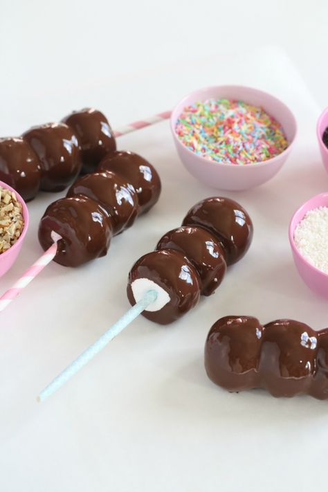 Marshmallows on a stick dipped in chocolate. #pastel Marshmallow Drink, Meringue Marshmallow, Marshmallow Desserts, How To Make Marshmallows, Cute Marshmallows, Chocolate Dipped Fruit, Chocolate Covered Marshmallows, Carnival Food, Chocolate Sticks