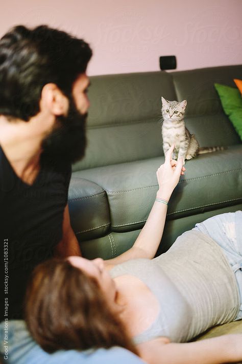 Couple With A Cat, Couple With Pets, Couple With Cat, Cozy Photoshoot, Pet Family Photos, Cat Photoshoot, Couple At Home, Cat Posing, Dog Photography Poses