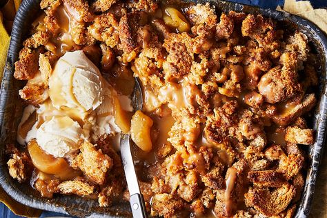 Apple Crisp No Oats, Canadian Living Recipes, Apple Baking, Savory Apple Recipes, Crisps And Cobblers, Crisp Recipes, Apple Crumble Recipe, Fruit Crumble, Caramel Apple Cheesecake