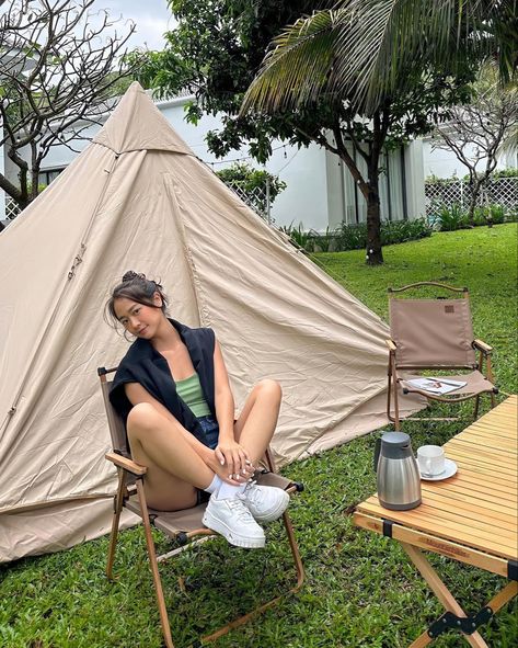 Camping Poses Photo Ideas, Camping Instagram Pictures, Camping Fits, Glamping Outfit, Camping Vibes, Camping Aesthetic, Everyday Fashion Outfits, Camping Outfits, Instagram Pose