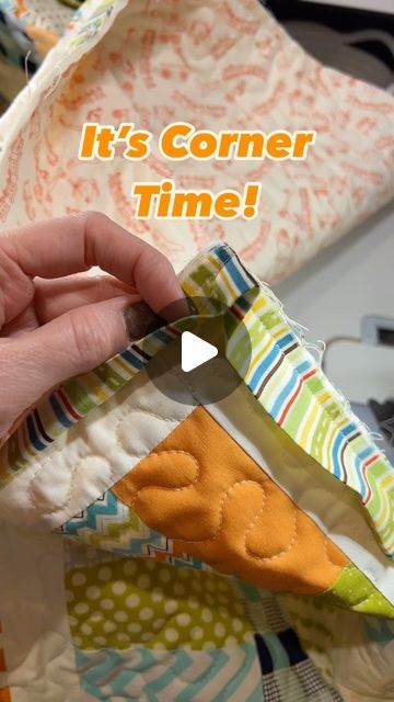 Binding Corners Tutorial, Quilting Corners Easy, How To Sew Blanket Corners, Blanket Binding Corners, Binding Corners On A Quilt, Quilt Corners Easy, Sewing Binding Corners, How To Add Binding To A Quilt, Quilt Binding Corners Simple