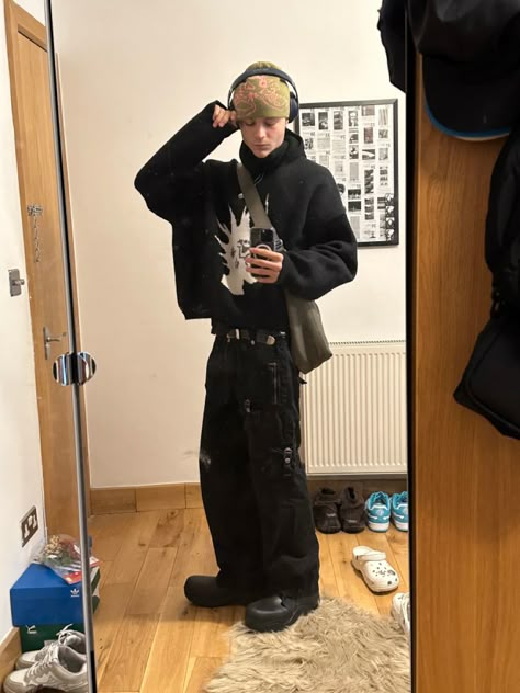 Archive Style Men, Baggy 90s Outfit Men, Y2k Black Outfit Men, Baggy Clothes Outfit Men Black, Men’s Baggy Style, Baggy Grunge Outfit Men, Archive Outfits Men, Mens Baggy Outfit, Baggy Fits Men