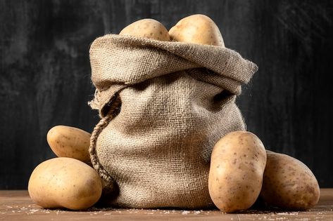 Front view of burlap sack with potatoes | Free Photo #Freepik #freephoto #front-view #gastronomy #culinary #gourmet-food Sack Of Potatoes, Simply Potatoes, Tandoori Roti, Garlic Chutney, Potato Bag, Raw Potato, Aloo Gobi, Masala Spice, Burlap Sacks