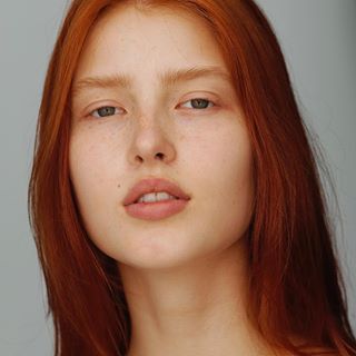 For Versace Xmas party ✨ Ginger Eyebrows, Women With Freckles, Red Hair Inspo, European Aesthetic, Red Haired Beauty, Hair Inspiration Color, Xmas Party, Shades Of Red, Redheads