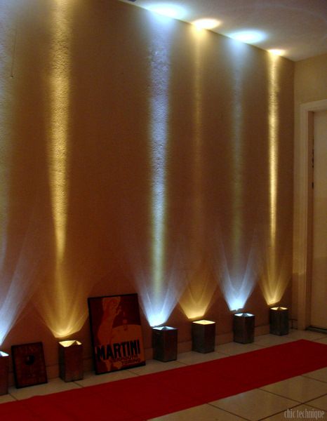 gold spot lights against the wall to highlight your black and white photos Cheap Lighting Ideas For Wedding, Banquet Lighting Ideas, Decorating A Stage For A Banquet, Diy Uplighting Cheap, Diy Party Lighting Ideas, Hollywood Themed Christmas Party, Hollywood Theme Prom Decoration, White And Gold Prom Theme, Cheap Prom Decorations