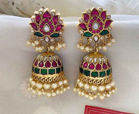 Kempu Earrings Gold, Kundan Jumki, Jhumki Earrings Gold Indian Weddings, Jumkas Antiques, Buttalu Earrings, Jadtar Earrings, Kundan Earrings Jhumkas, Temple Jewellery Earrings, Small Earrings Gold