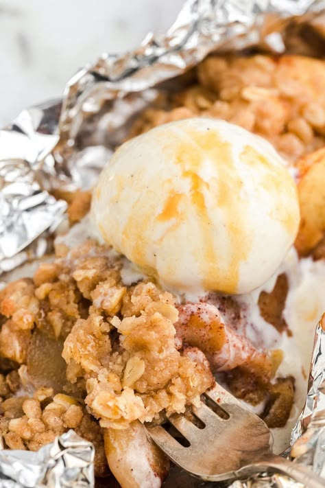 Apple Crisp Foil Packet, Campfire Appetizers, Campfire Apple Crisp, Campfire Apple Crisp Foil Packets, Campfire Desserts Foil Packets, Campfire Apple Cobbler, Camp Fire Apple Crisp Easy, Foil Packet Desserts, Campfire Apple Dumplings