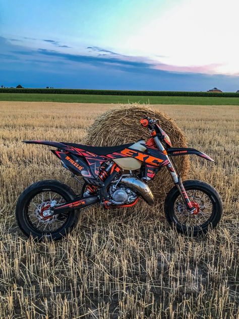 Yamaha Supermoto, Ktm Dirt Bikes, Ktm Supermoto, Divine Proportion, Ktm 450, Cool Dirt Bikes, Image Moto, The Golden Ratio, Bike Pic