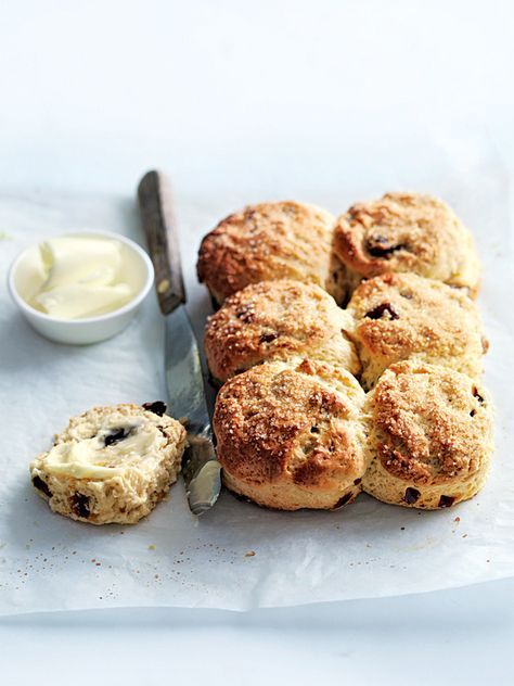 date and orange scones from Donna Hays - Genius! Orange Scones Recipe, Date Scones, Donna Hay Recipes, Mini Scones, Baking Photography, Scone Recipes, Orange Scones, Donna Hay, Tea Biscuits