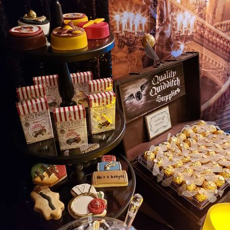 Harry Potter Dessert Table, Harry Potter Shower Ideas, Harry Potter Desserts, Harry Potter Shower, Harry Potter Candy, Harry Potter Halloween Party, Harry Potter Wedding Theme, Harry Potter Wedding, Harry Potter Halloween