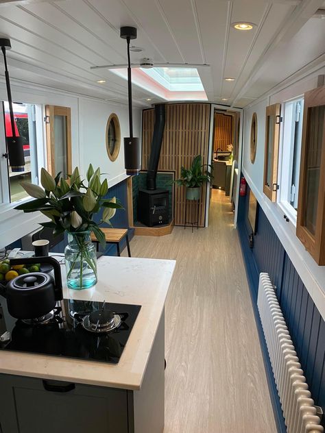 Narrowboat Kitchen, Houseboat Decor, Skoolie Ideas, Canal Boat Interior, Swan Boat, Barge Boat, Narrowboat Interiors, Boat Living, Boat House Interior