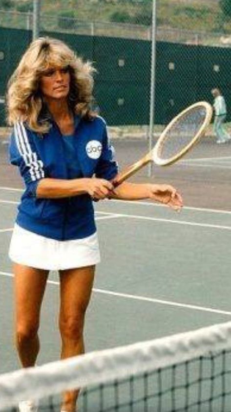 Farrah Hair, Farrah Faucet, 1987 Fashion, Farah Fawcett, Vestiti In Jeans, Farrah Fawcet, Tennis Outfits, Angie Dickinson, Playing Tennis