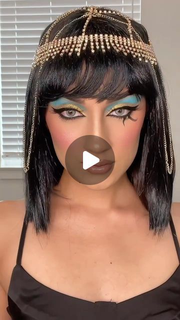 MARJAN on Instagram: "Easy Cleopatra Halloween makeup🩵  Key products: @kvdbeauty super pomade @hudabeauty empowered palette  @hauslabs eyeliner @beautyblender sponge   #makeup #cleopatra #halloweenmakeup #halloween #halloweenmakeuptutorial #easyhalloweenmakeup #lastminutecostume #makeuptutorial" Cleopatra Eyeliner, Cleopatra Makeup Ideas, Cleopatra Eye Makeup, Cleopatra Halloween Makeup, Cleopatra Makeup, Cleopatra Halloween, Beauty Blender Sponge, Sponge Makeup, Last Minute Costumes