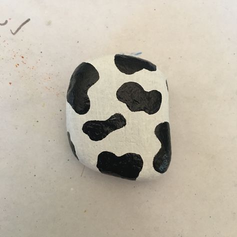 Cow print painted rock Cow Print Rock Painting, Rock Painting Ideas For Big Rocks, Stone Art Aesthetic, Easy Stone Painting Ideas Cute, Painted Rock Aesthetic, Small Rocks Painting, Painted Rocks Ideas Aesthetic, Cow Rock Painting Ideas, Rock Paintings Aesthetic