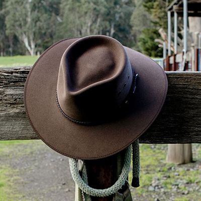 Alex from Everything Australian reviews the best selling Akubra Cattleman Hat. The Akubra Cattleman Hat is one of the most iconic Akubra styles as it maintains the tradition of the Australian stockman. One of Akubra’s best sellers, this hat suits everybody that tries it on and is great for both men & women.