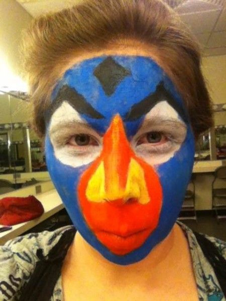 This is a great example of the face painting that could be done for Zazu in lieu of a headpiece. A blue hat (similar to the one used on Broadway's Zazu costume) would be easy to find. Add some white feathers to complete. Would this work better than a headpiece? Simba Face Paint, Lion King Inspired Makeup, Lion King Jr Makeup, Lion King Broadway Makeup, Zazu Lion King, Lion King Broadway Hyenas, Lion King Show, Feather Eyelashes, Lion King Play