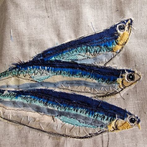 Textiles Final Piece, Embroidery Fish, Fabric Art Ideas, Fish Sketch, Tote Bag Painting, Fish Designs, Freehand Machine Embroidery, Fabric Fish, Applique Art