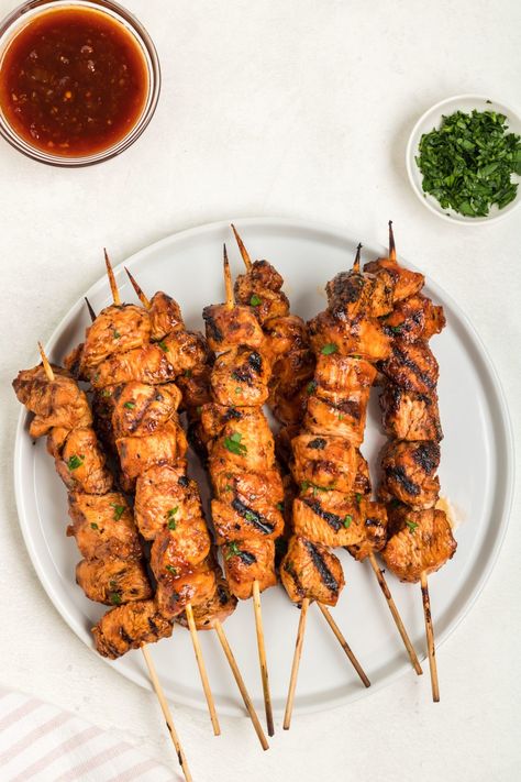 This Grilled Sticky Chicken on a Stick recipe is a flavor explosion! The caramelization of the sticky sauce is a perfect flavor combination. Grilled Chicken Dinner, Balsamic Vinegar Chicken, Chicken Skewer Recipe, Chicken On A Stick, Burger Seasoning, Sticky Chicken, Grilled Dinner, Meatless Main Dishes, Skewer Recipes