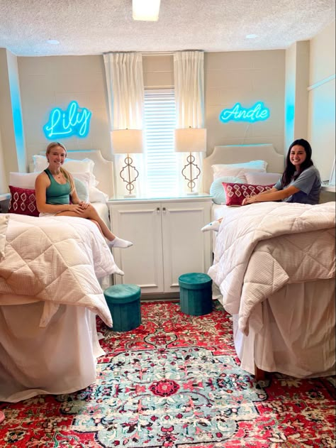 Mtsu Dorm, Dorm Pink, Collage Dorm Room, Gold Lamps, Organization College, Dorm Room Inspo, Blue Dorm, Pink Dorm Rooms, Preppy Dorm Room